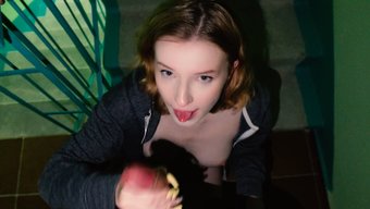Pareja Bisexual Disfruta Del Sexo Cerca De La Madre