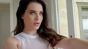 Una Enfermera Tetona Rompe Todas Las Reglas Durante Una Llamada A Casa En Esta Escena Ardiente De Brazzers.