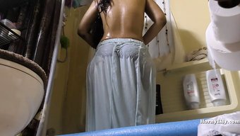 Sesión De Limpieza De Ducha Y Baño De La Criada En La Cámara