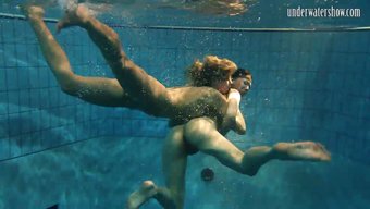 Dos Chicas Rubias Y Una Morena Nadan Desnudas En Una Piscina Al Aire Libre