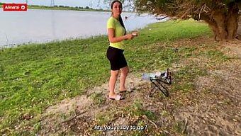 Madrastra Amateur Enseña A Su Hijastro Cómo Pescar En Hermoso Pov
