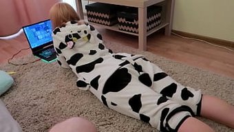Estiekay En Lindo Pijama Disfruta De Una Sesión Anal Dura Con Un Plug De Gran Polla