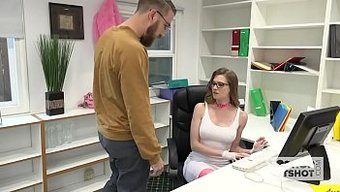 La Pequeña Puta De La Oficina Es Follada Por Un Extraño Cachondo