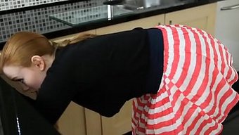 Voyeur En Camiseta Explora Los Cajones De La Cocina Y Juega Con Las Tetas