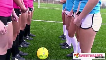 El Día Del Partido Pone A Las Chicas Guapas Juntas Para Un Kickoff De Sweethearts Que Te Va A Poner A Mil.