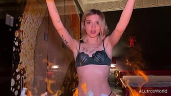 Hermosa Mujer Con Tatuajes Chupa Polla En Estilo Perrito En Una Película Casera.