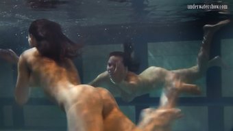 Grandes Tetas Naturales Rebotan Mientras Lesbianas Amateur Se Dan Placer Mutuamente En El Agua