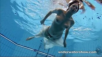 Adolescente En Bikini Se Desnuda Y Se Pone Traviesa En La Piscina
