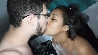 Adolescente Latina Amateur Pone Sus Grandes Tetas Y Pezones Naturales En El Centro De Atención