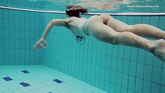 La Adolescente Rusa Nina Se Moja Y Se Vuelve Salvaje En Una Piscina