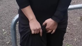 Una Chica Alemana Disfruta Del Juego En Solitario Al Aire Libre Con Un Consolador