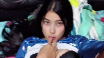 La Chica Pilló A Su Hermanastra Viendo Porno Y La Ayudó A Correrse, Rogando Por Una Corrida Adentro.