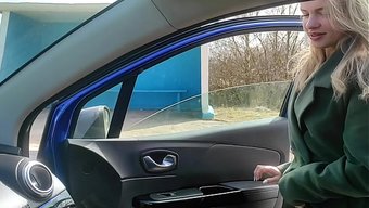 Esposa En La Carretera Me Deja Disfrutar De Su Mamada En El Coche.