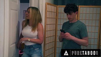 La Madrastra Cory Chase Bloquea A Su Hijastro En La Puerta.