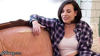 La Belleza Pelirroja Varada Afuera De Su Apartamento Recibe Ayuda De Casey Calvert