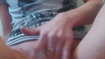 Chica Europea De 18 Años Alcanza El Orgasmo Orinando